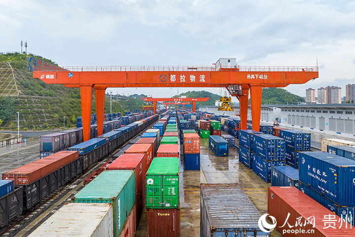 裝滿貨物的集裝箱整齊排列在貴陽國際陸港。人民網記者 涂敏攝