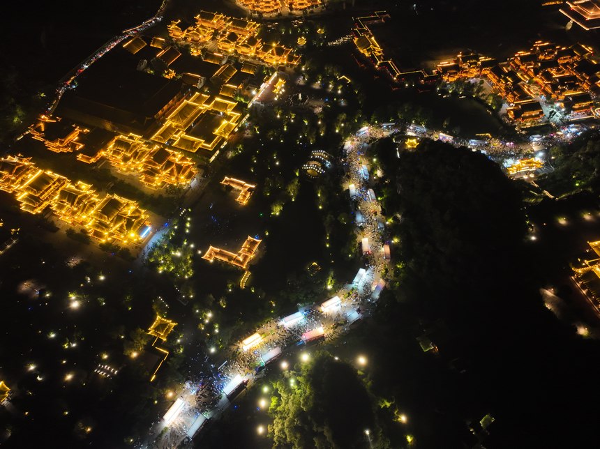 美食展销一条街与平远古镇夜景相映成趣。