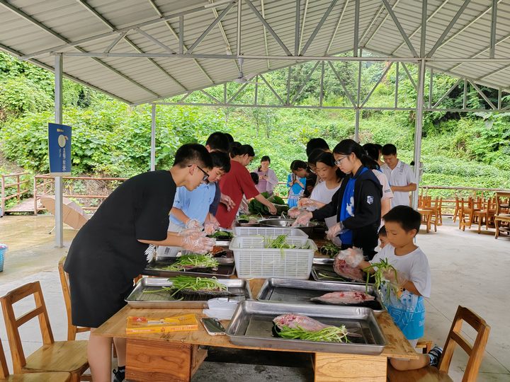 学生体验特色美食鱼包韭菜课程。