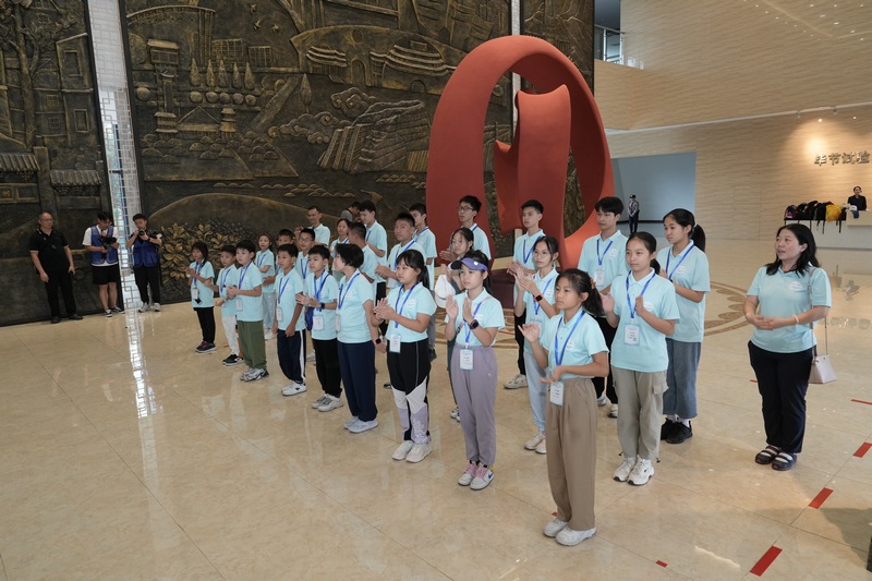 研学团小队员们在讲解员的带领下，参观了毕节同心展览馆。