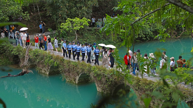 旅游警察女子中队在小七孔古桥巡逻。