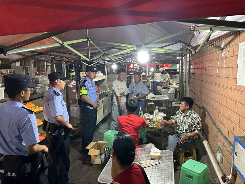 3、夜市摊点巡逻。