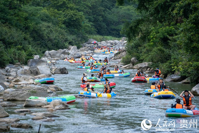 游客在杉木河漂流一“夏”。人民網 陽茜攝