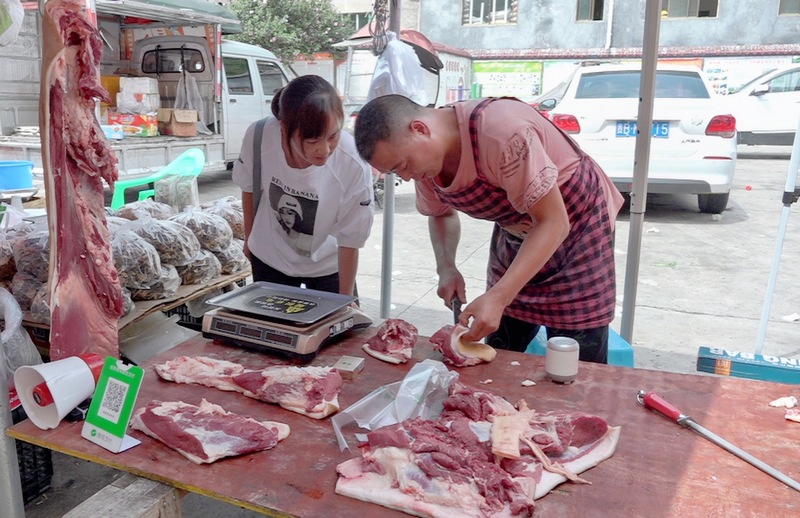 3、张庭忠正在给顾客切牛肉。曹园园摄.jpg