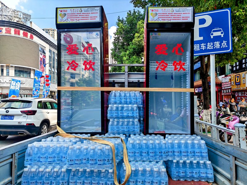 “愛心冷櫃”運送中.jpg