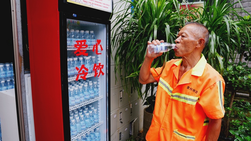 環衛工人前來領取冰鎮礦泉水.jpg