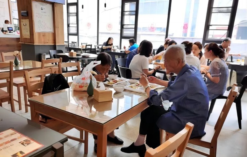 市民在民生路社區食堂就餐。郭然攝