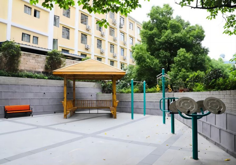 大營路街道新竹園小區新建健身休閑區。郭然攝