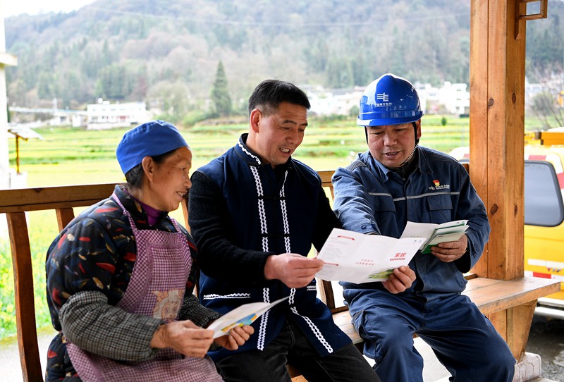 在贵阳市白云区，南方电网工作人员向村民宣传安全用电知识。李波摄