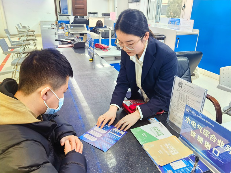 在安顺市，南方电网工作人员为用户介绍“水电气网”一次申请、同步报装流程。曾庆禹摄