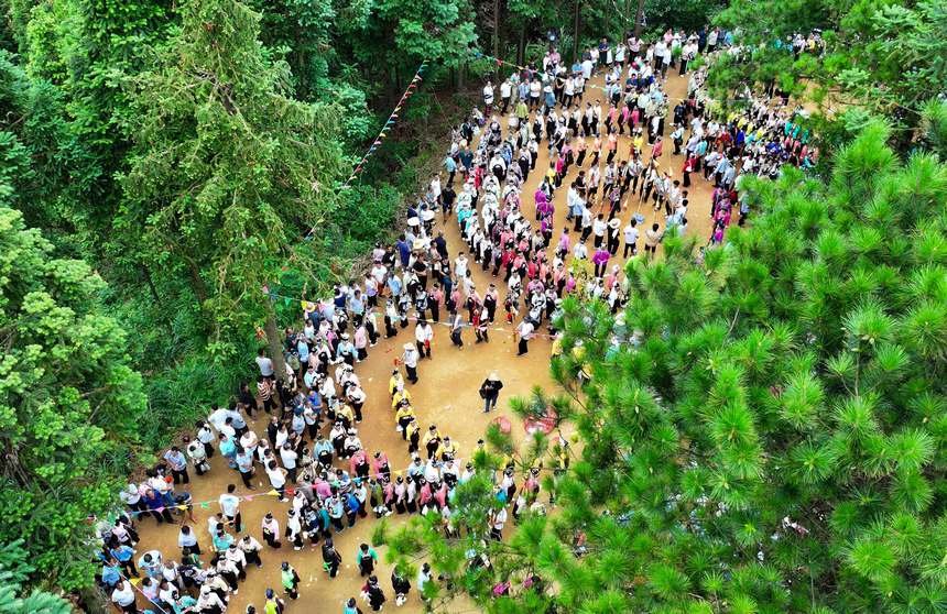 身着传统盛装的村民在丹寨县雅灰乡叮咚村山顶上参加“爬坡节”。