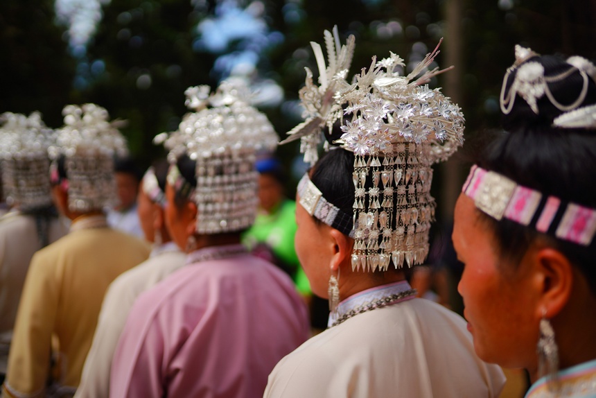 身着传统盛装的村民在丹寨县雅灰乡叮咚村山顶上参加“爬坡节”。