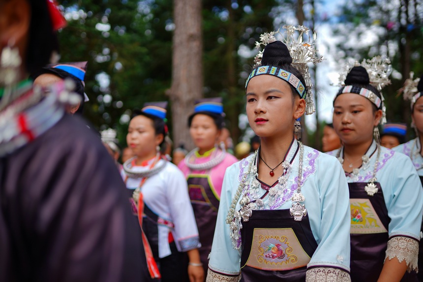 身着传统盛装的村民在丹寨县雅灰乡叮咚村山顶上参加“爬坡节”。