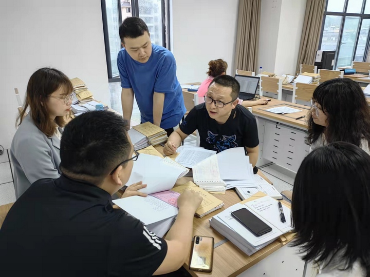 专案组开展案情分析。刘佳勇摄