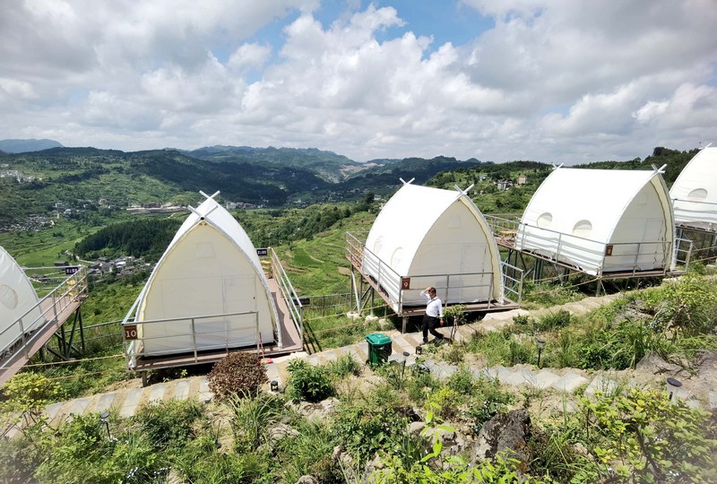 游客行走在露营基地。