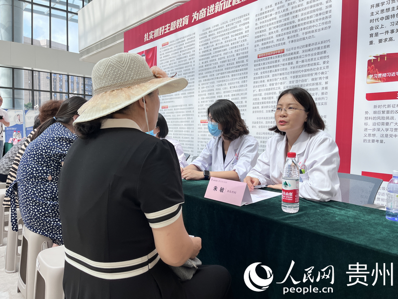 义诊活动现场。人民网 陈洁泉摄
