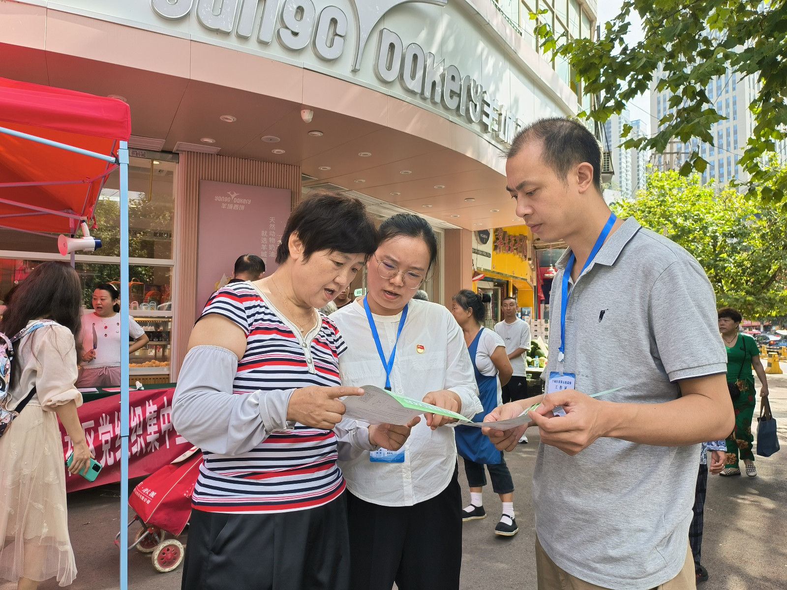 区委第五巡察组在太慈桥街道青山小区开展集中宣传。