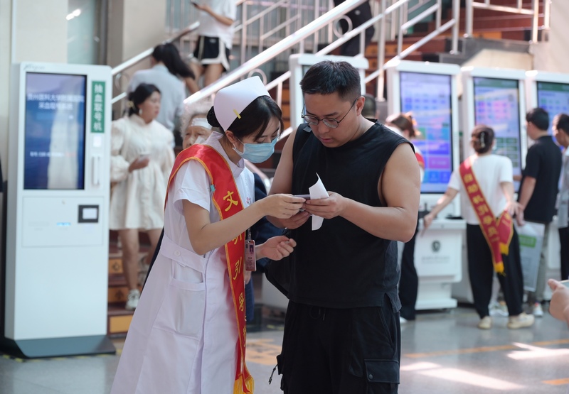 8月19日，在贵医附院门诊，医务人员为前来参加义诊的患者作引导。张峰摄