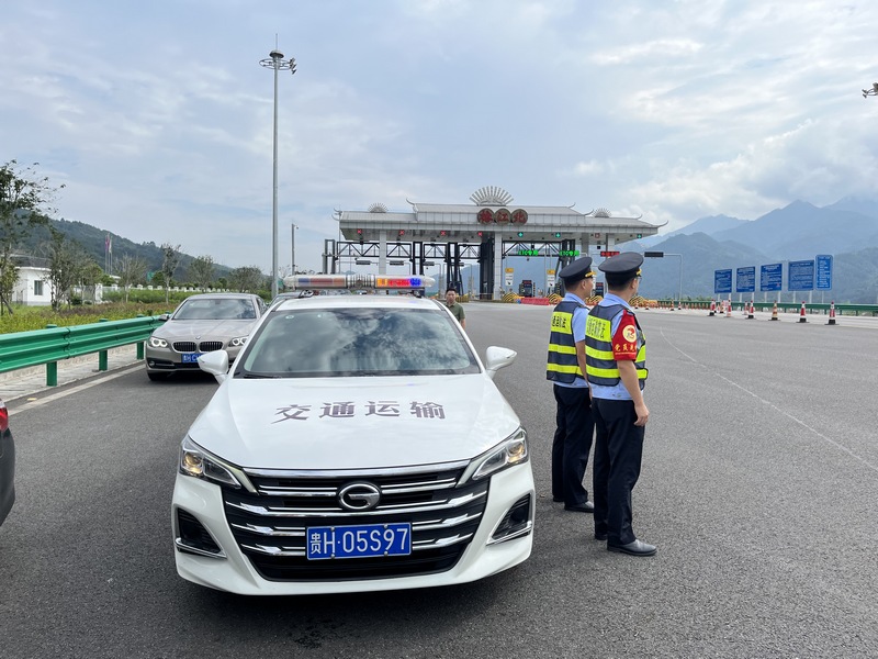 2 图为“一路多方”工作人员在榕江北收费站值守保畅。杨昌锴  摄.jpg