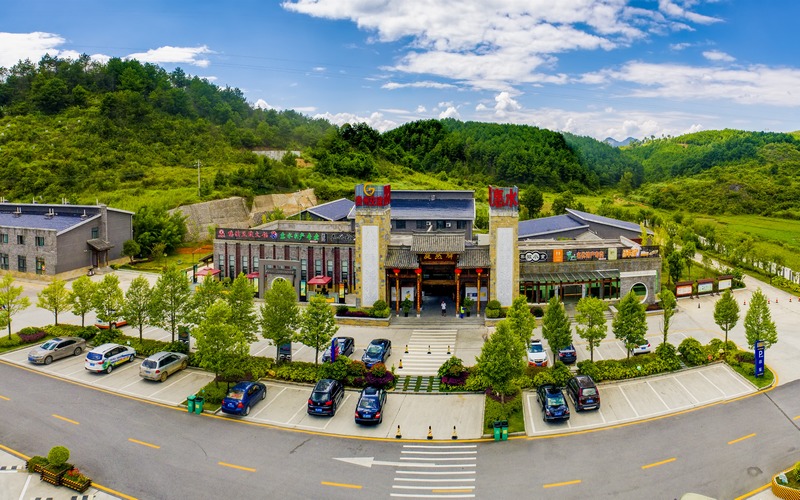 4  图为贵阳至惠水高速公路惠水服务区全景。曹经建 摄.jpg