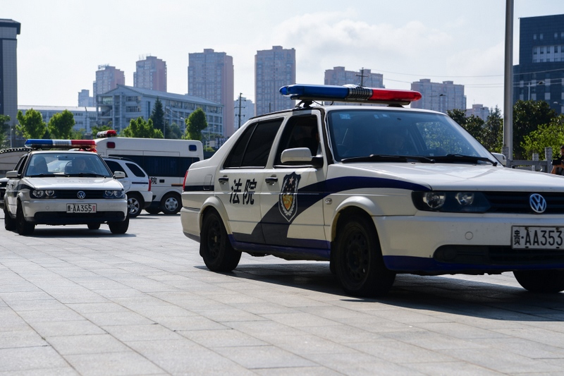 执行干警赶赴各个执行现场.jpg