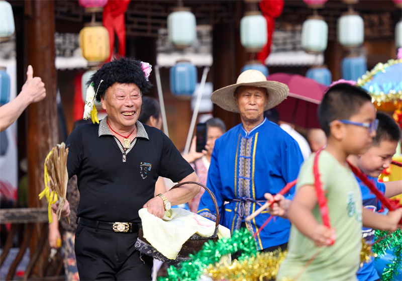游客在进行花灯表演。胡攀学摄