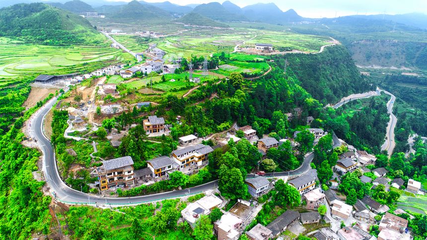 遍布贵罗线两旁的特色农家乐。贵阳公路局供图