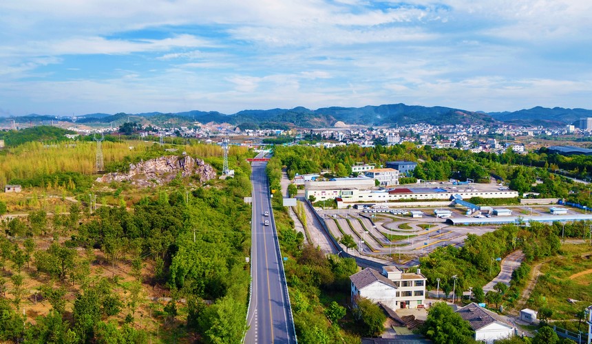 穿梭在金黄银杏林旁的兰龙线。贵阳公路局供图