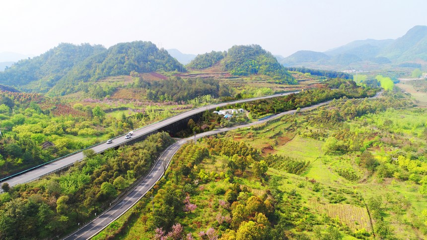 贵狮线沿线风光。贵阳公路局供图
