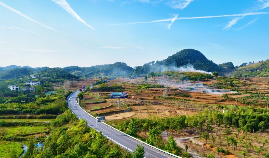 兰龙线——田野里的希望路。贵阳公路局供图