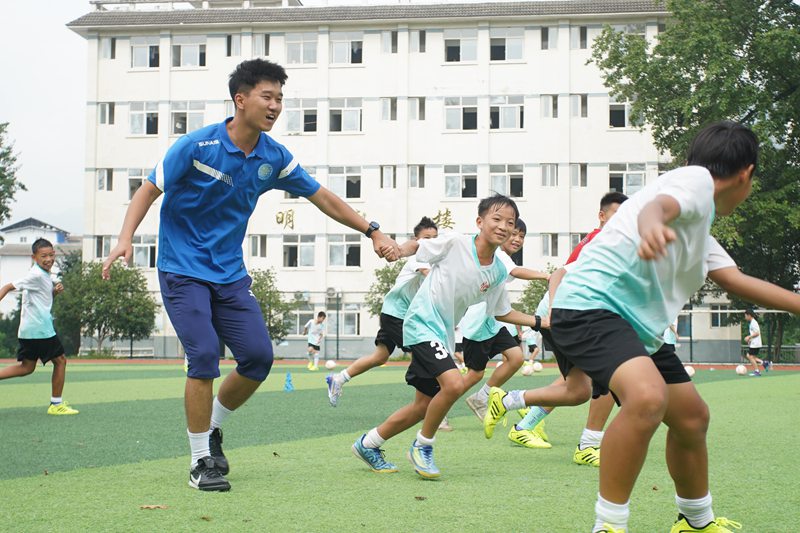 貴州移動舉辦趣味足球訓練營正在訓練。