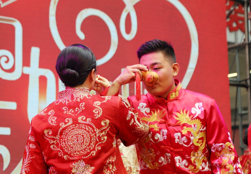 行合巹禮。