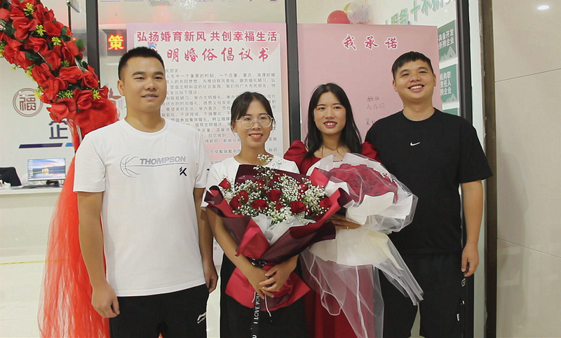两对新人一起合影留念。