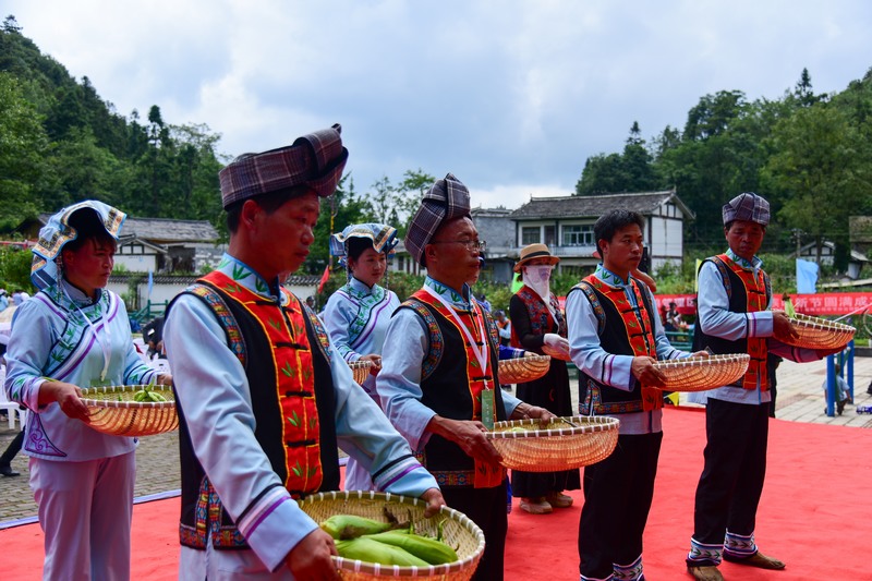 8月22日，在普底乡红丰村仡佬大寨当地仡佬民众敬献新鲜农作物。
