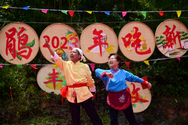 8月22日，在普底乡红丰村仡佬大寨的吃新节上，游客正在表演节目。