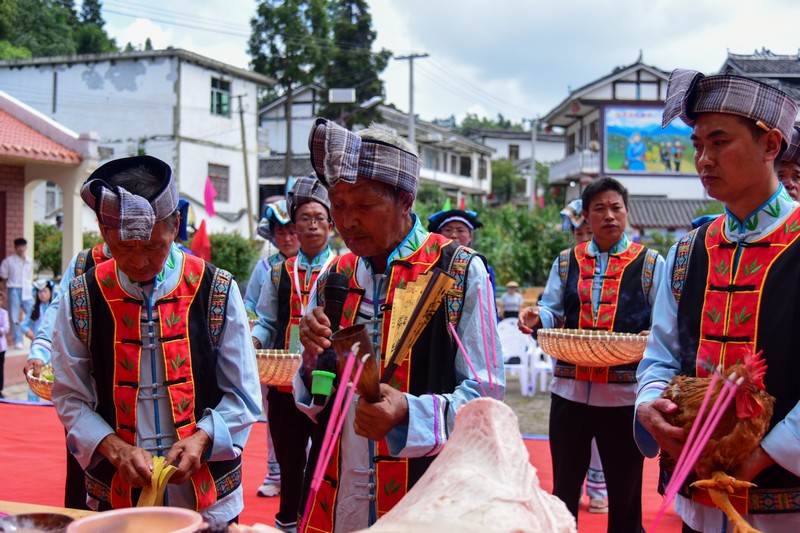 8月22日，在普底乡红丰村仡佬大寨仡佬祭司正在祭祀。