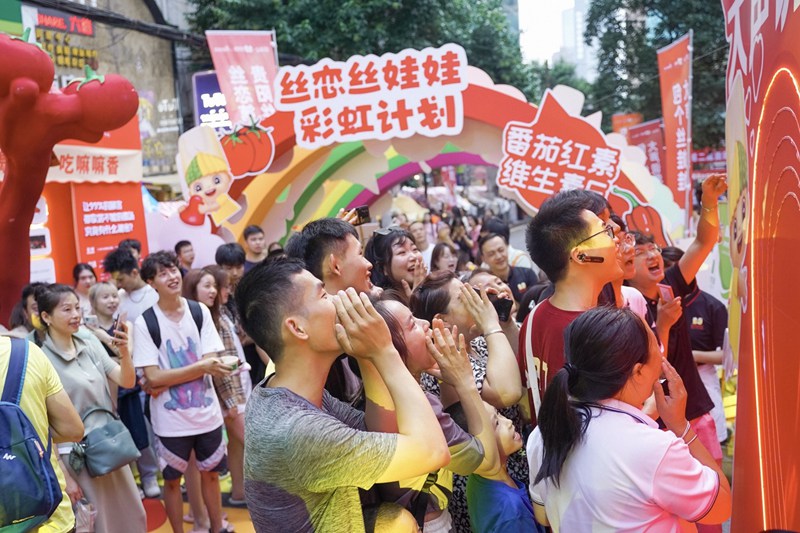 市民游客积极参与活动。于芊摄