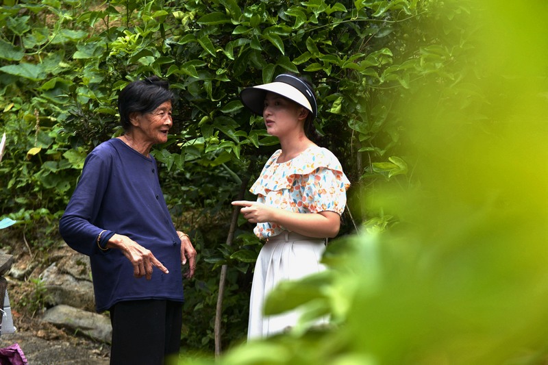 8月22日，在貴州省榕江縣寨蒿鎮晚寨村，吳幫雲（右一）在走訪留守老人。胡濤 攝