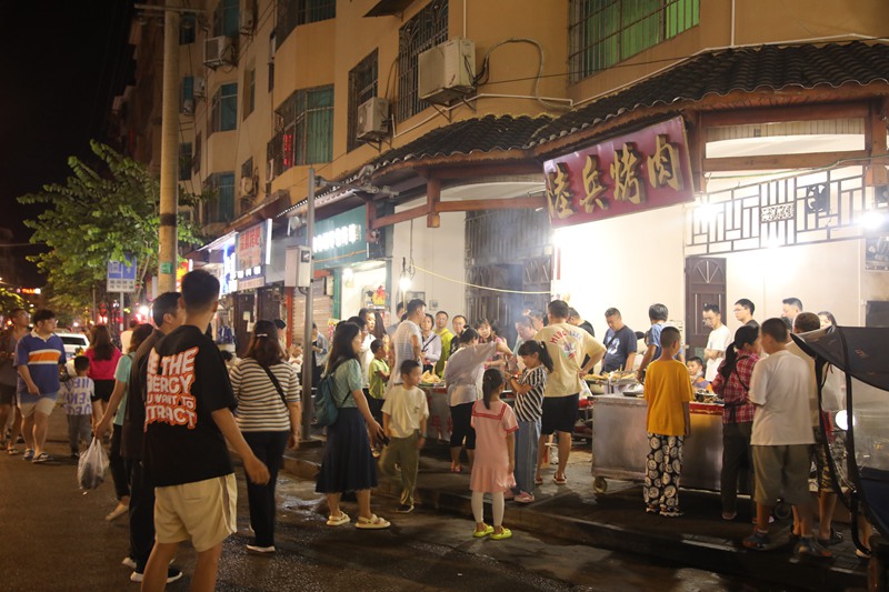 荔波：夜市摊里升起浓浓“烟火气”