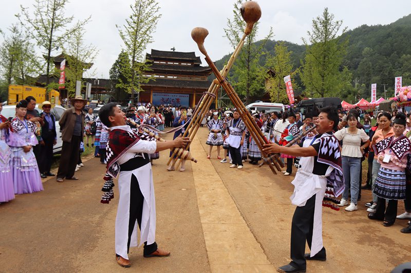 苗家小伙用吹蘆笙的方式迎接八方來客。