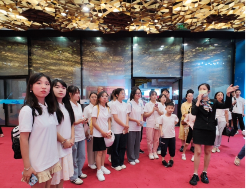 研學團成員參觀奧運場館。貴州省體育彩票管理中心供圖