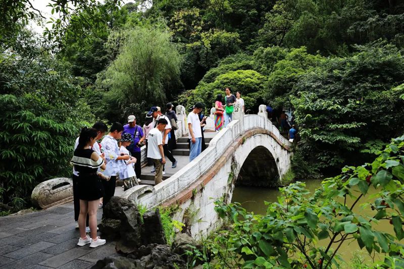 游客正在黔靈山公園游玩。