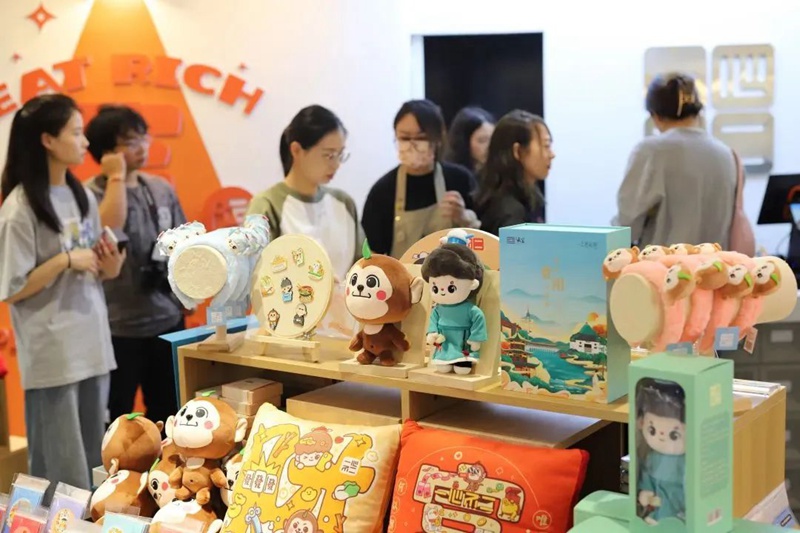黔靈山公園內，“一心不二”文創店深受游客喜愛。