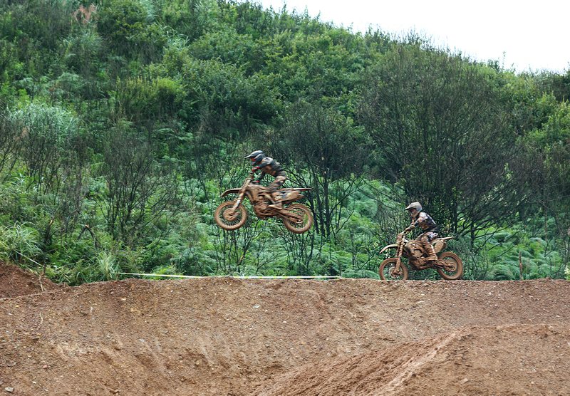 8月27日，清鎮·流長”山巔之戰“越野摩托車挑戰賽決賽現場。