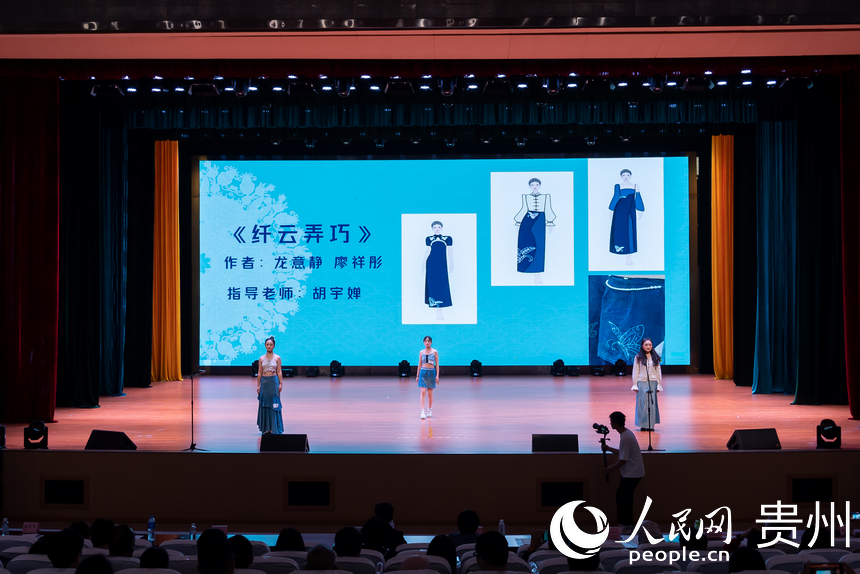 《華彩繡縷》展演。人民網記者 涂敏攝