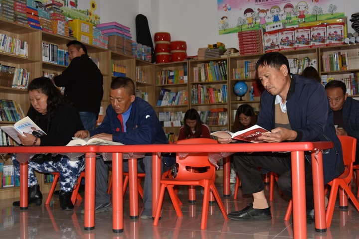 安顺经开区农家书屋点亮乡村文明新风。