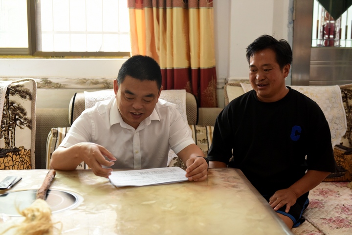 唐友波（左）调研督导巩固拓展脱贫攻坚成果同乡村振兴有效衔接工作。