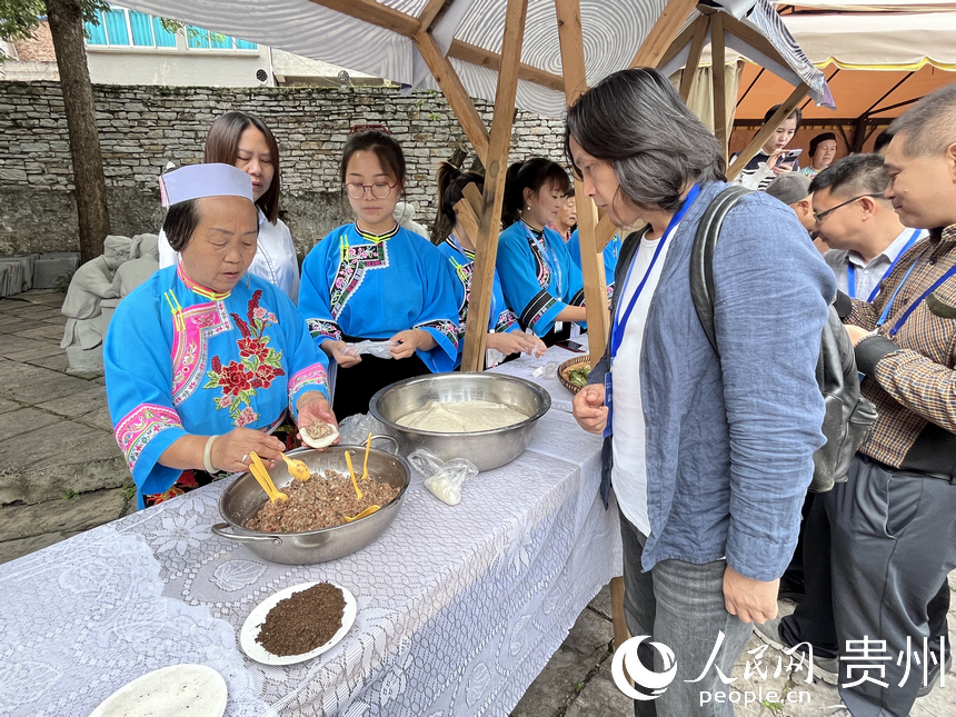 游客体验屯堡寨子美食。人民网 陈洁泉摄