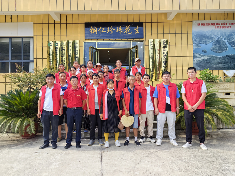 黎仕斌与农户在合作社的合影。