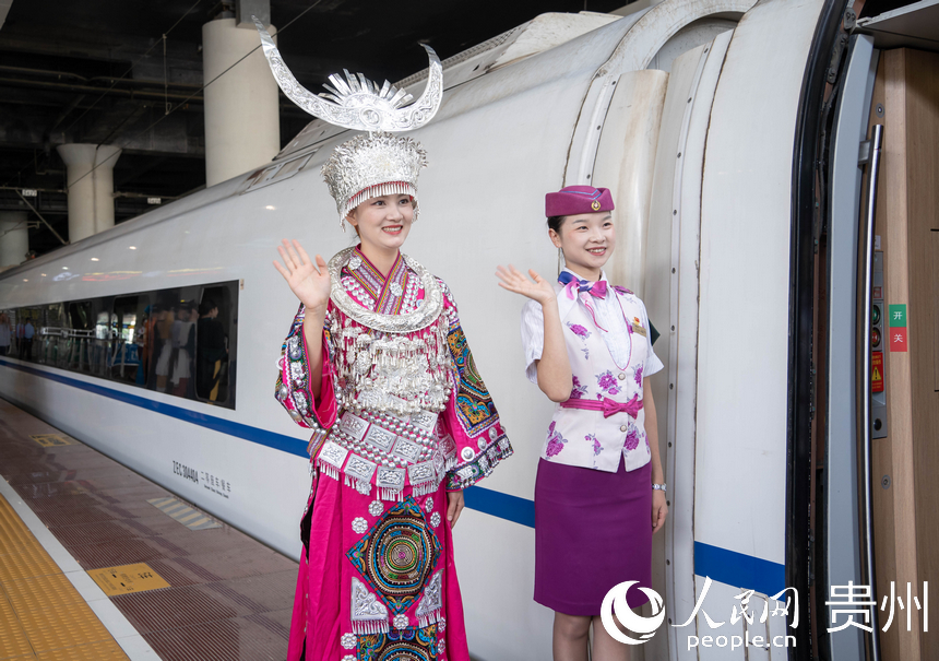 貴南高鐵正式開通運營。人民網 陽茜攝